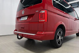 punainen Volkswagen Caravelle 2017 kuva 28.
