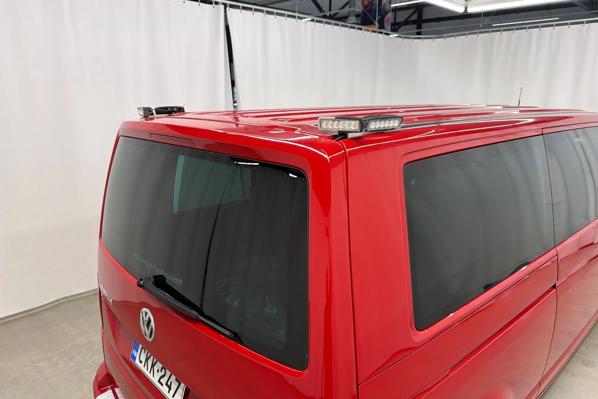 punainen Volkswagen Caravelle 2017 kuva 29.