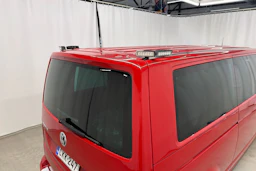 punainen Volkswagen Caravelle 2017 kuva 29.