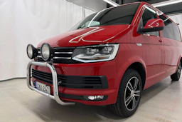 punainen Volkswagen Caravelle 2017 kuva 30.