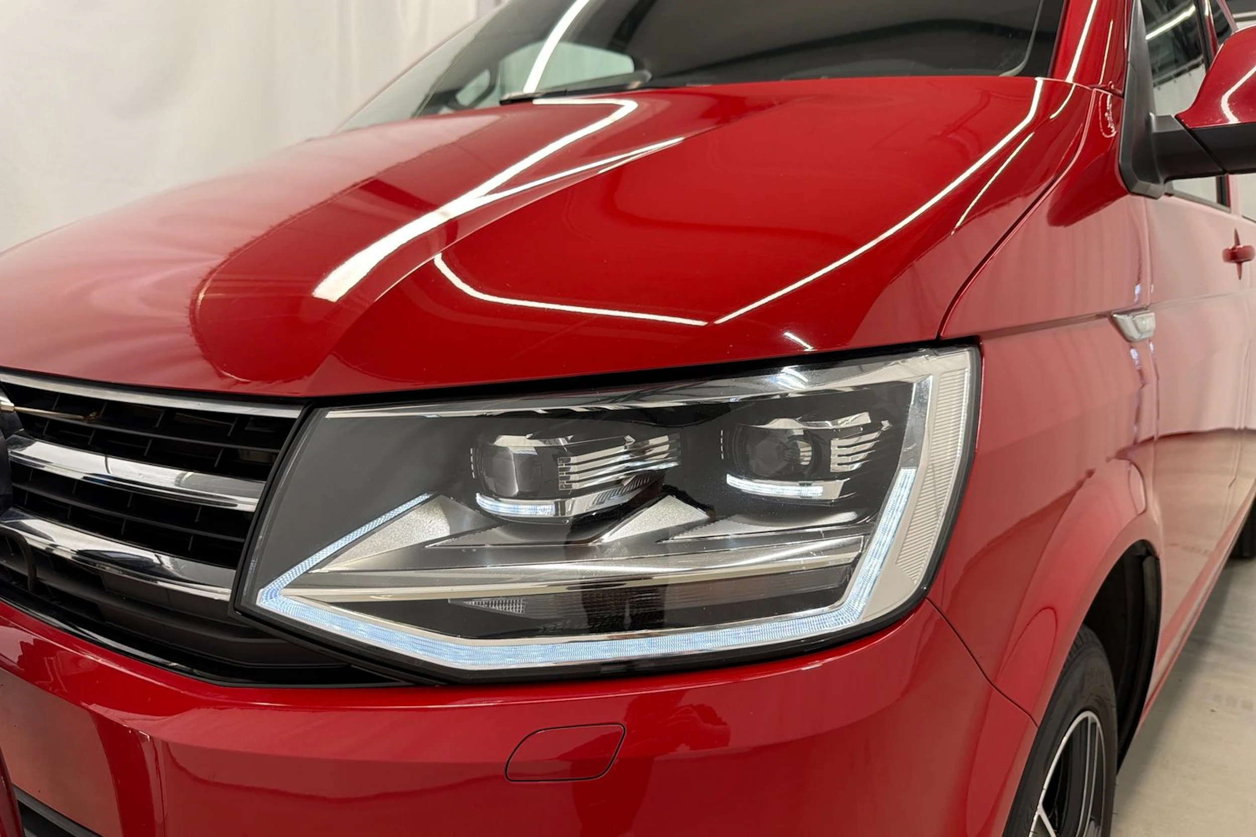 punainen Volkswagen Caravelle 2017 kuva 31.