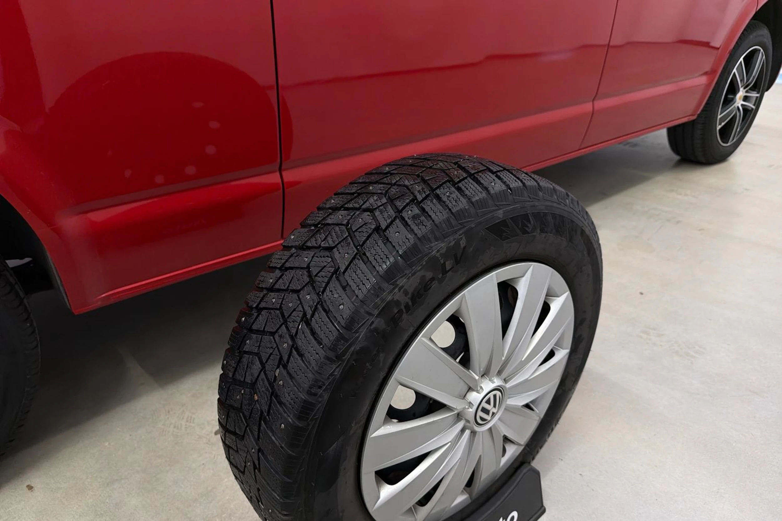 punainen Volkswagen Caravelle 2017 kuva 33.