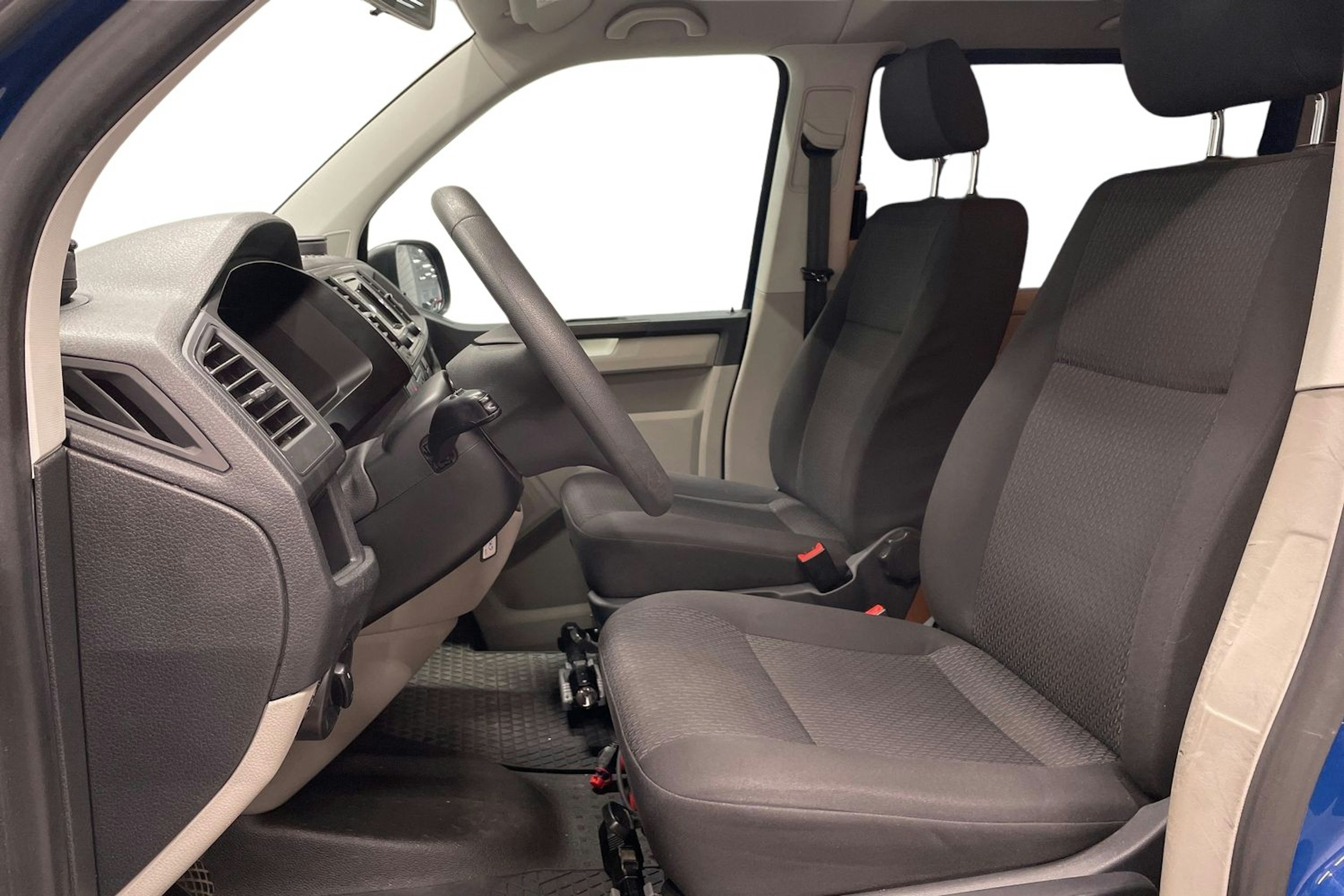 Sininen Volkswagen Caravelle 2017 kuva 7.