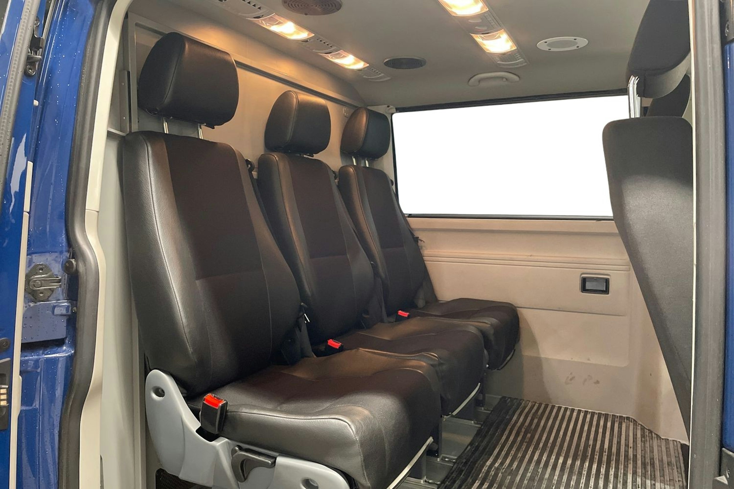 Sininen Volkswagen Caravelle 2017 kuva 10.