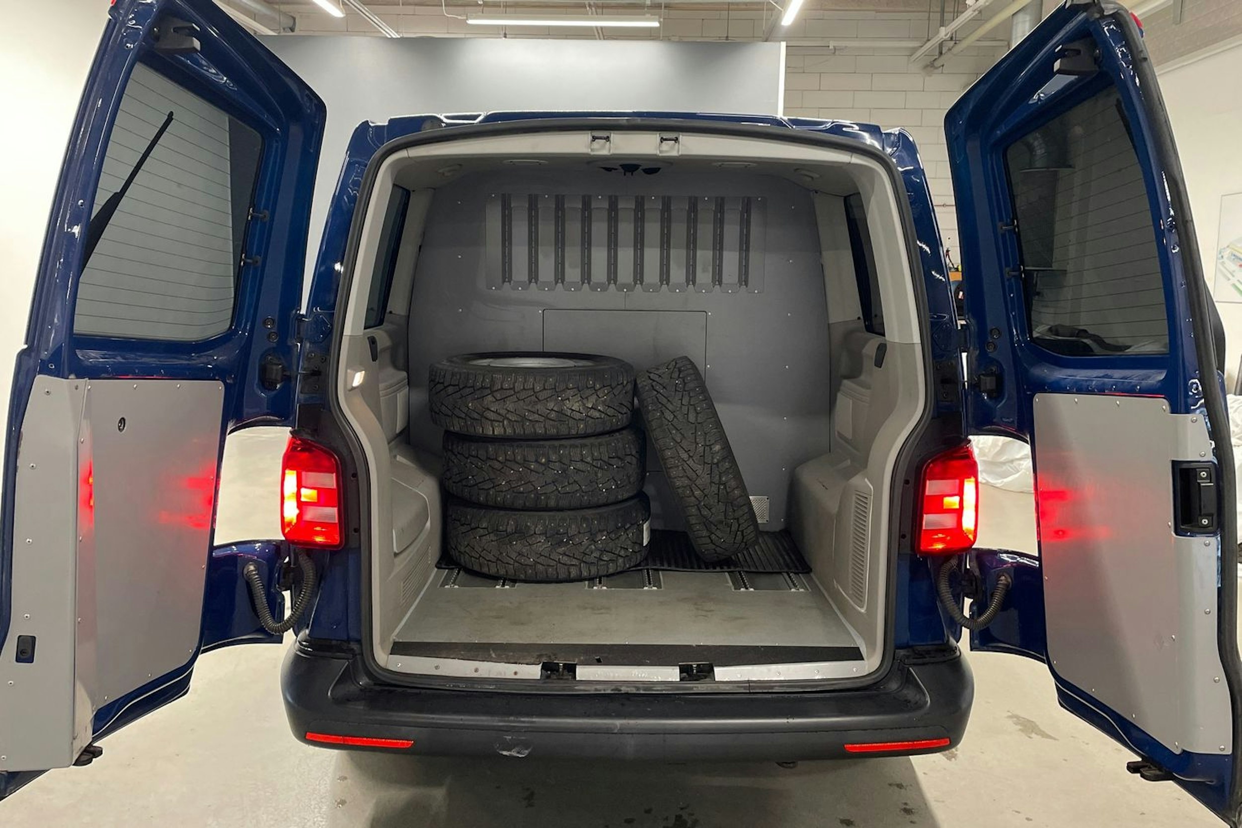 Sininen Volkswagen Caravelle 2017 kuva 13.