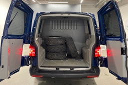 Sininen Volkswagen Caravelle 2017 kuva 13.