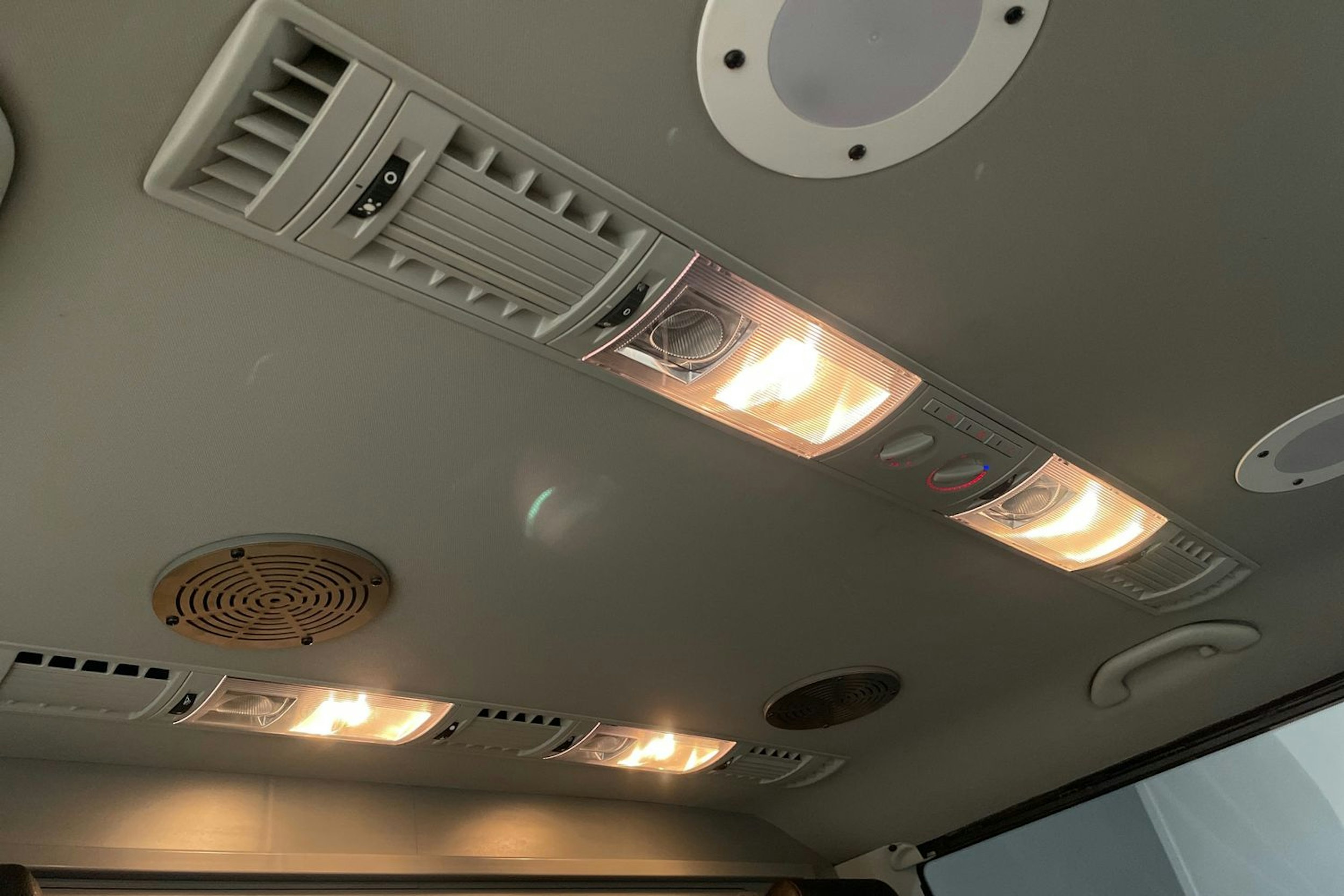 Sininen Volkswagen Caravelle 2017 kuva 15.