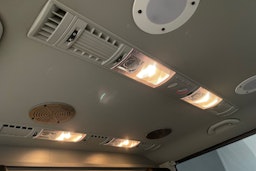 Sininen Volkswagen Caravelle 2017 kuva 15.