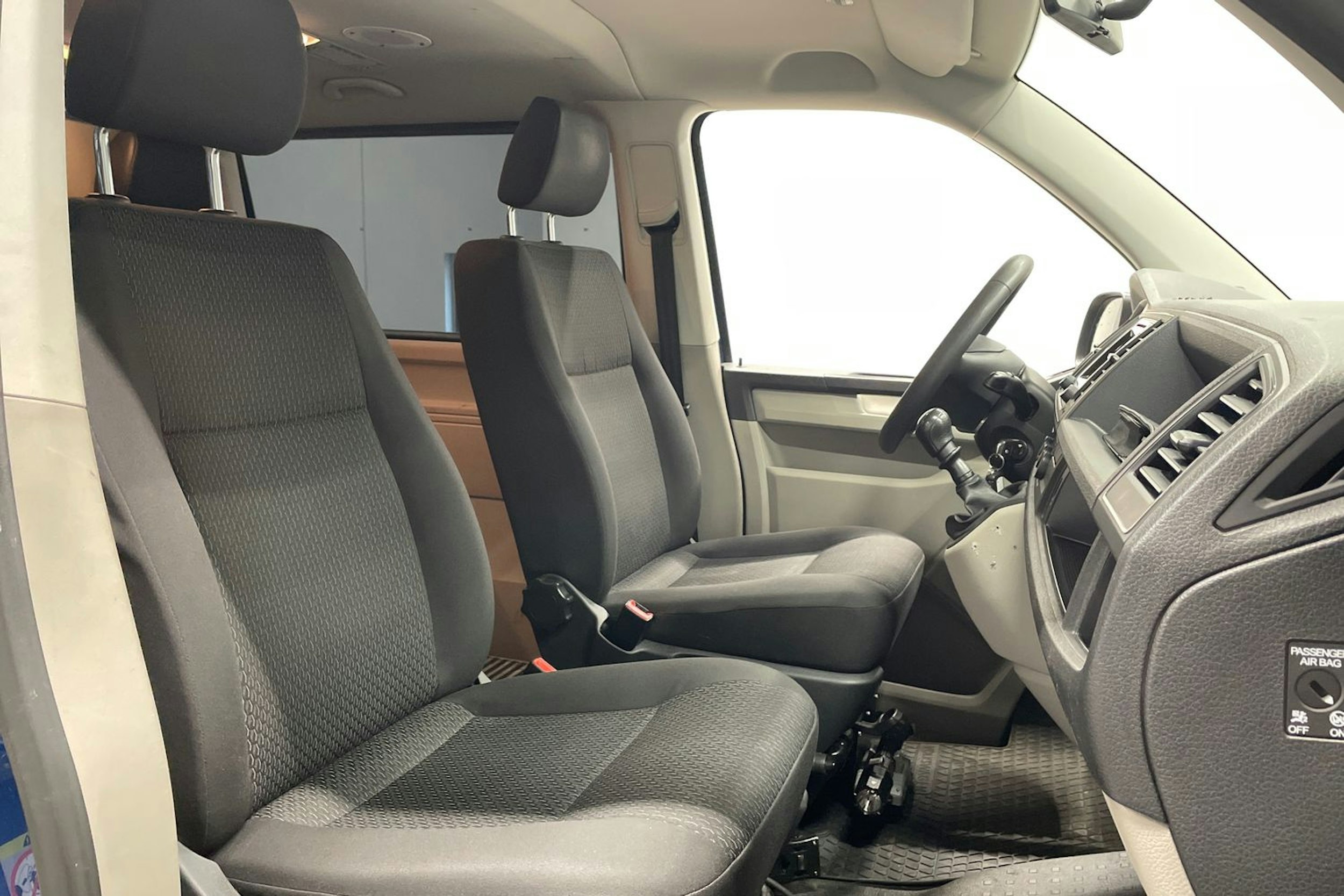 Sininen Volkswagen Caravelle 2017 kuva 16.