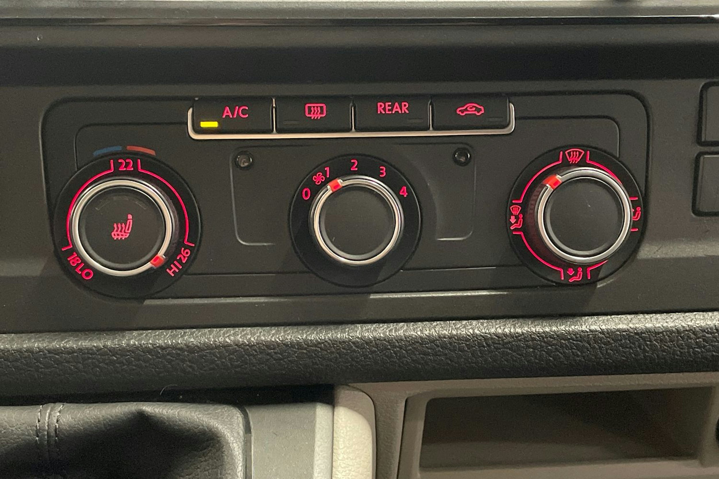 Sininen Volkswagen Caravelle 2017 kuva 19.