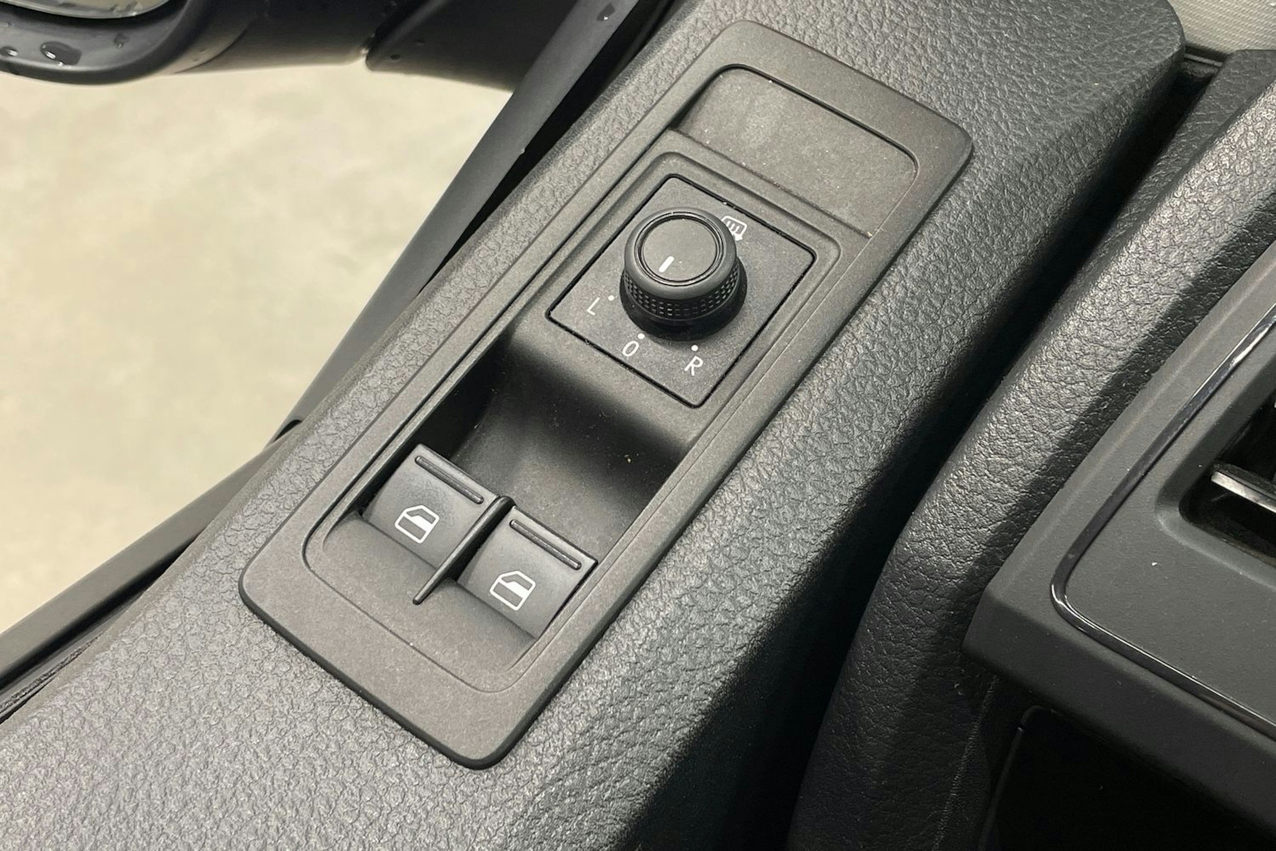 Sininen Volkswagen Caravelle 2017 kuva 22.