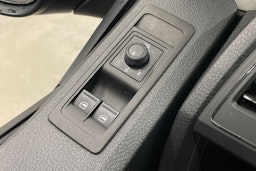 Sininen Volkswagen Caravelle 2017 kuva 22.