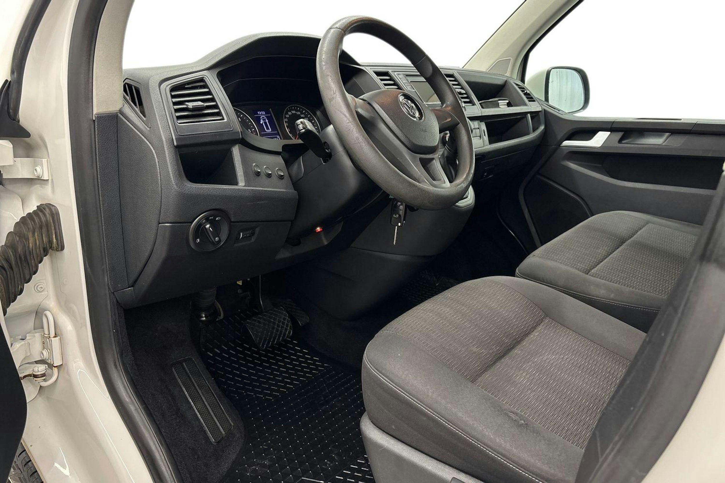 valkoinen Volkswagen Caravelle 2017 kuva 6.