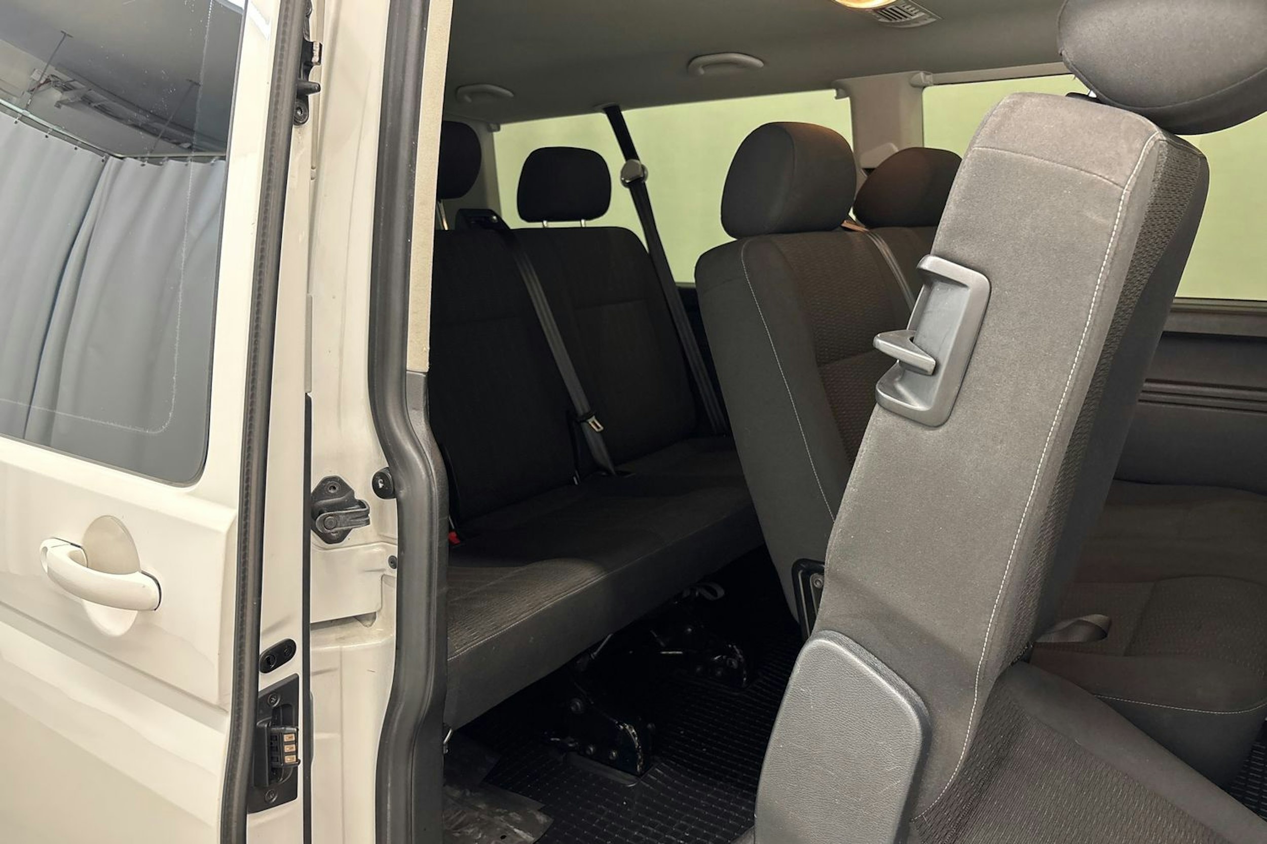 valkoinen Volkswagen Caravelle 2017 kuva 11.