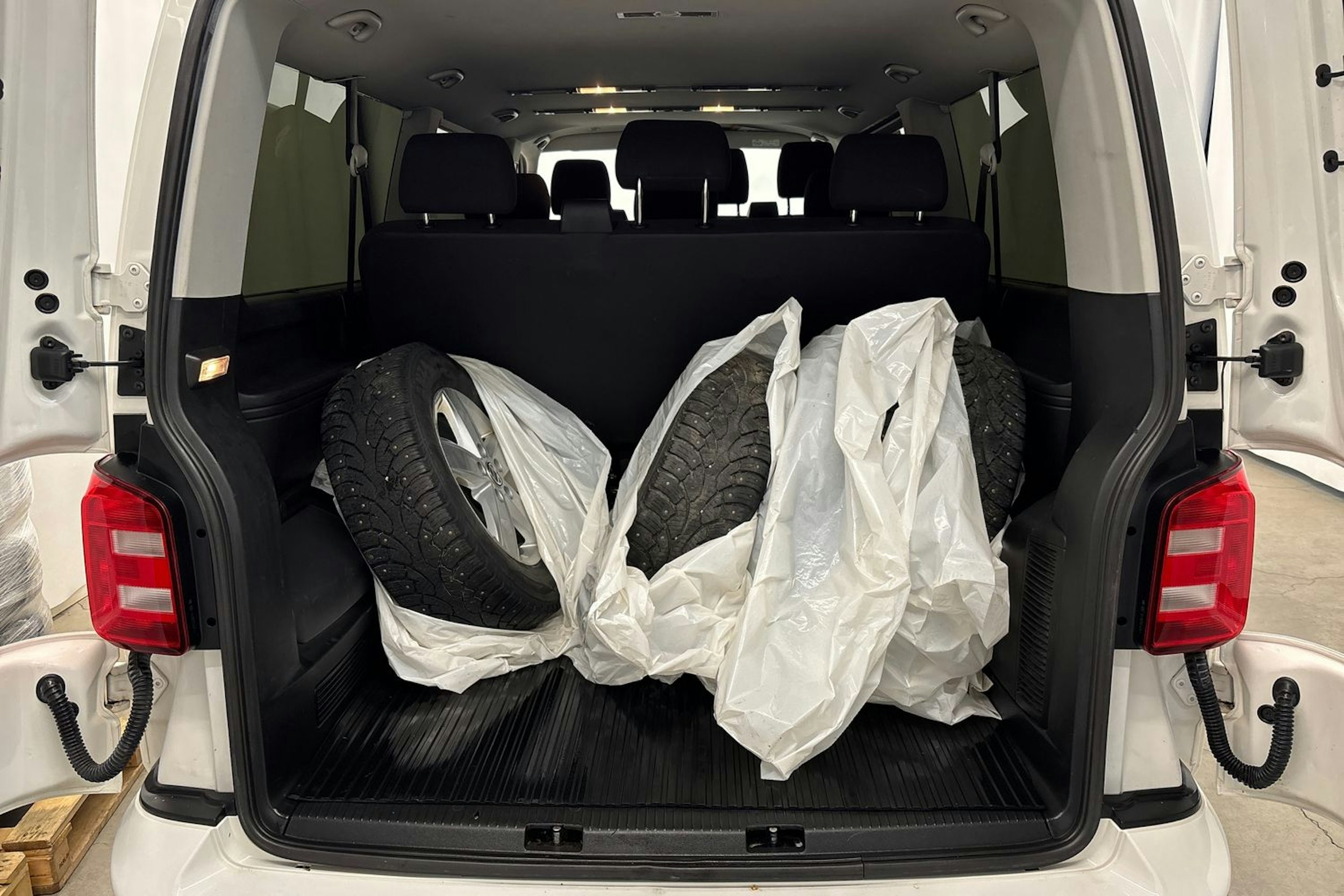 valkoinen Volkswagen Caravelle 2017 kuva 12.