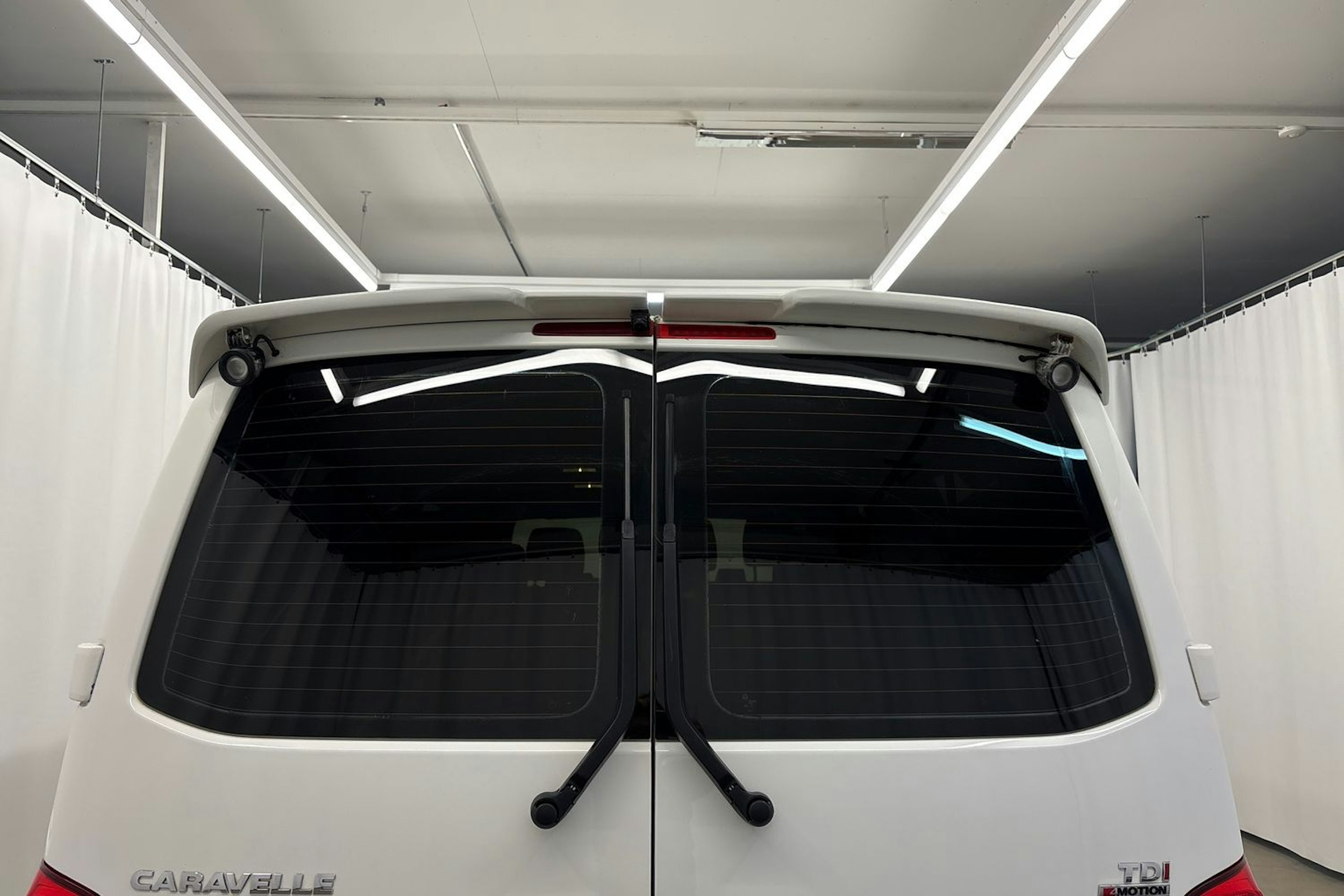 valkoinen Volkswagen Caravelle 2017 kuva 14.
