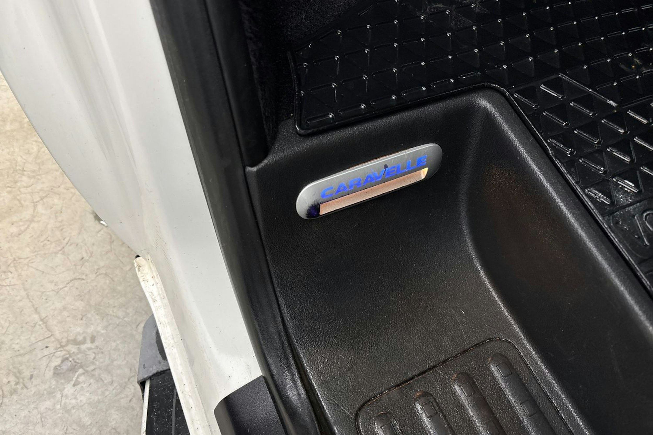 valkoinen Volkswagen Caravelle 2017 kuva 18.