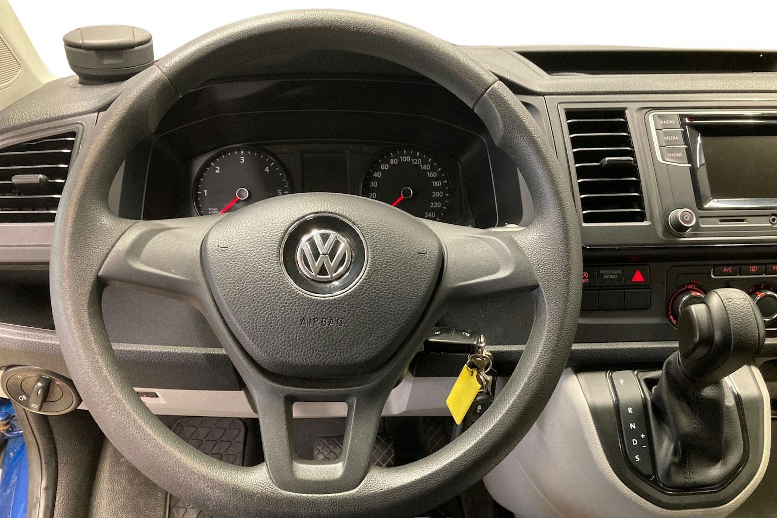sininen Volkswagen Caravelle 2017 kuva 9.