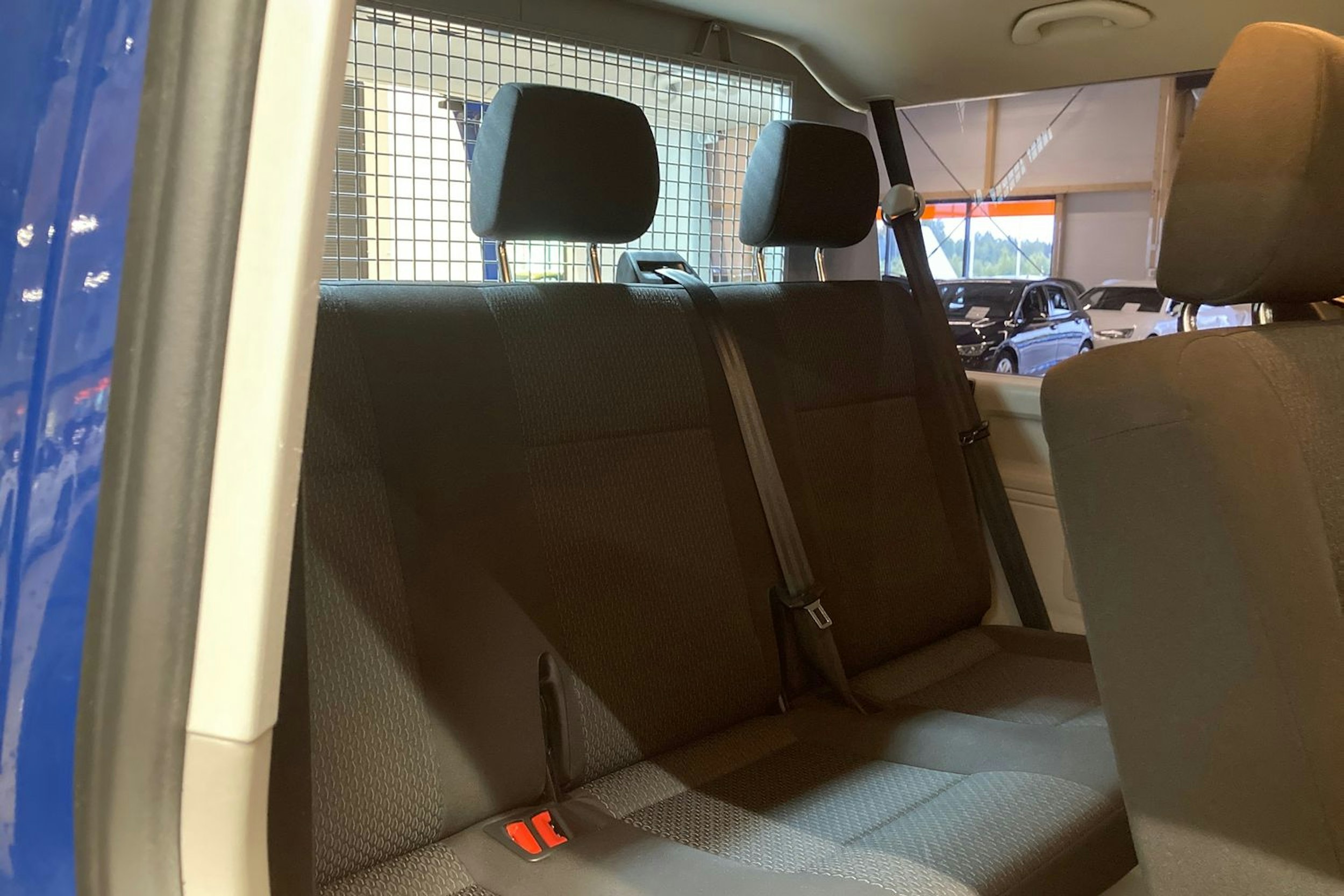 sininen Volkswagen Caravelle 2017 kuva 13.