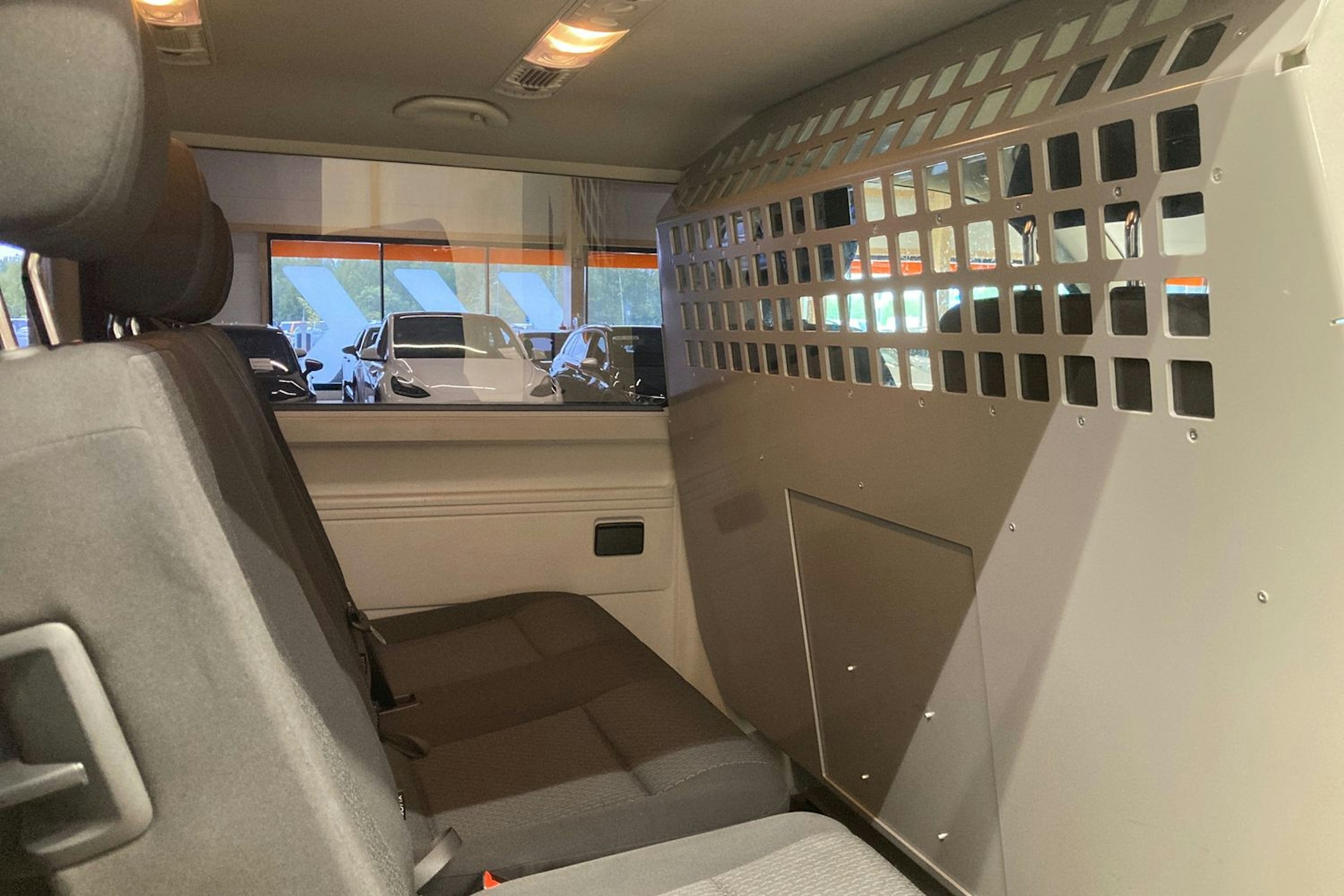 sininen Volkswagen Caravelle 2017 kuva 15.