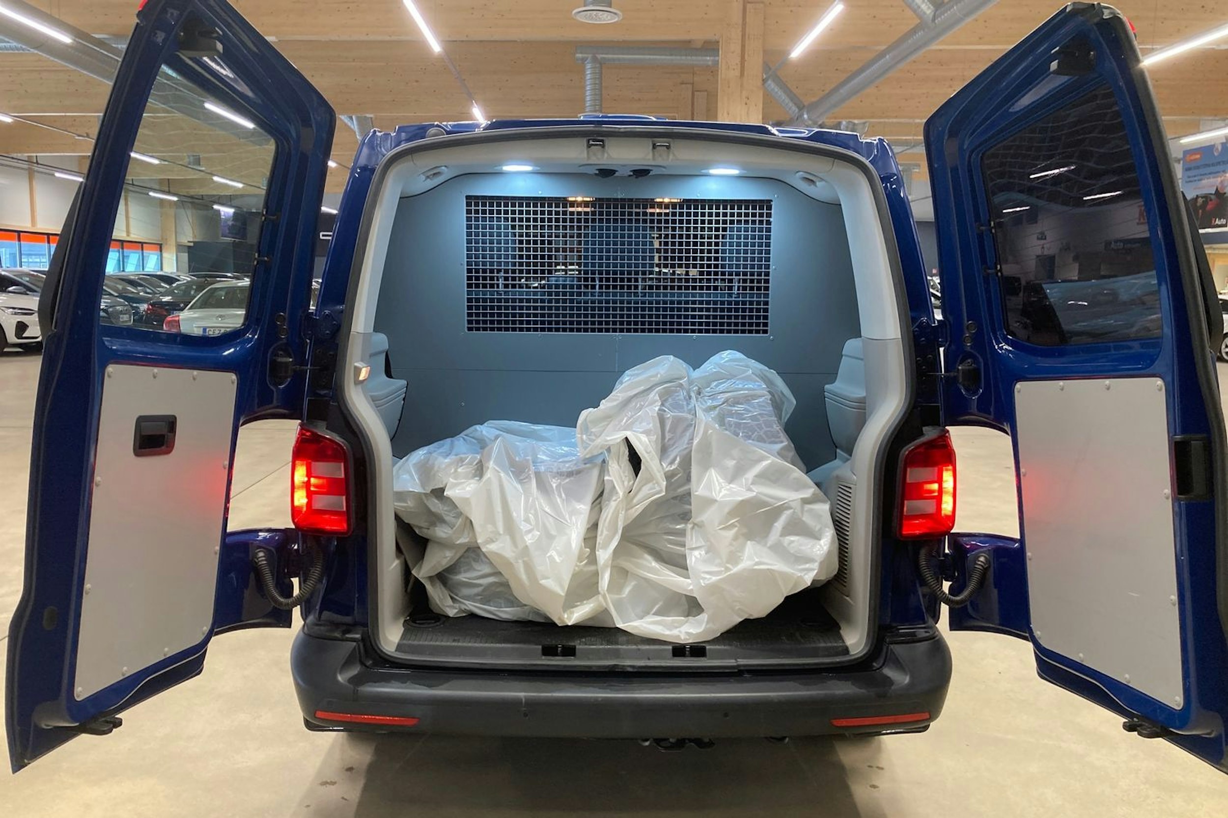 sininen Volkswagen Caravelle 2017 kuva 16.