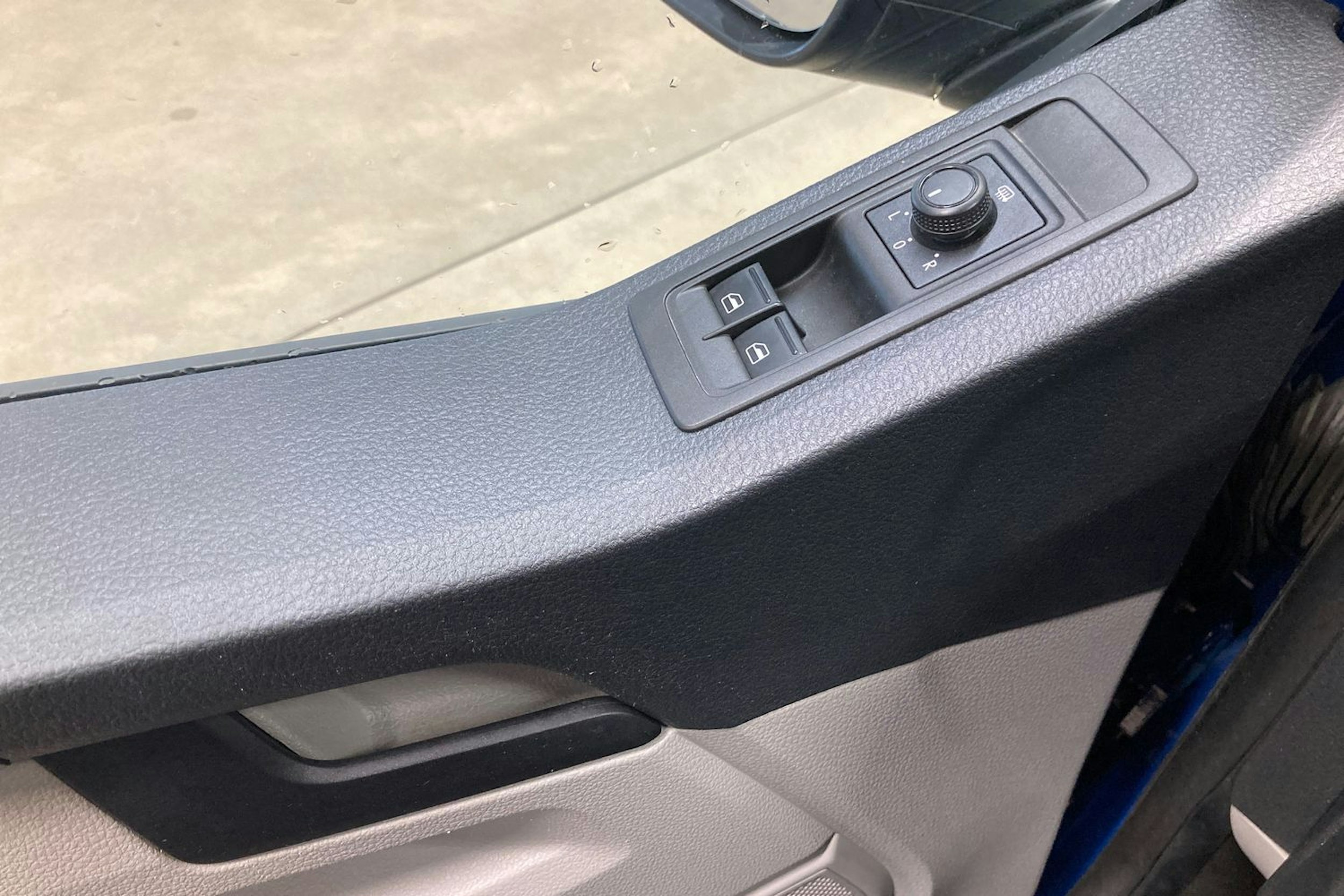 sininen Volkswagen Caravelle 2017 kuva 19.