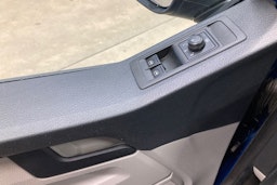 sininen Volkswagen Caravelle 2017 kuva 19.