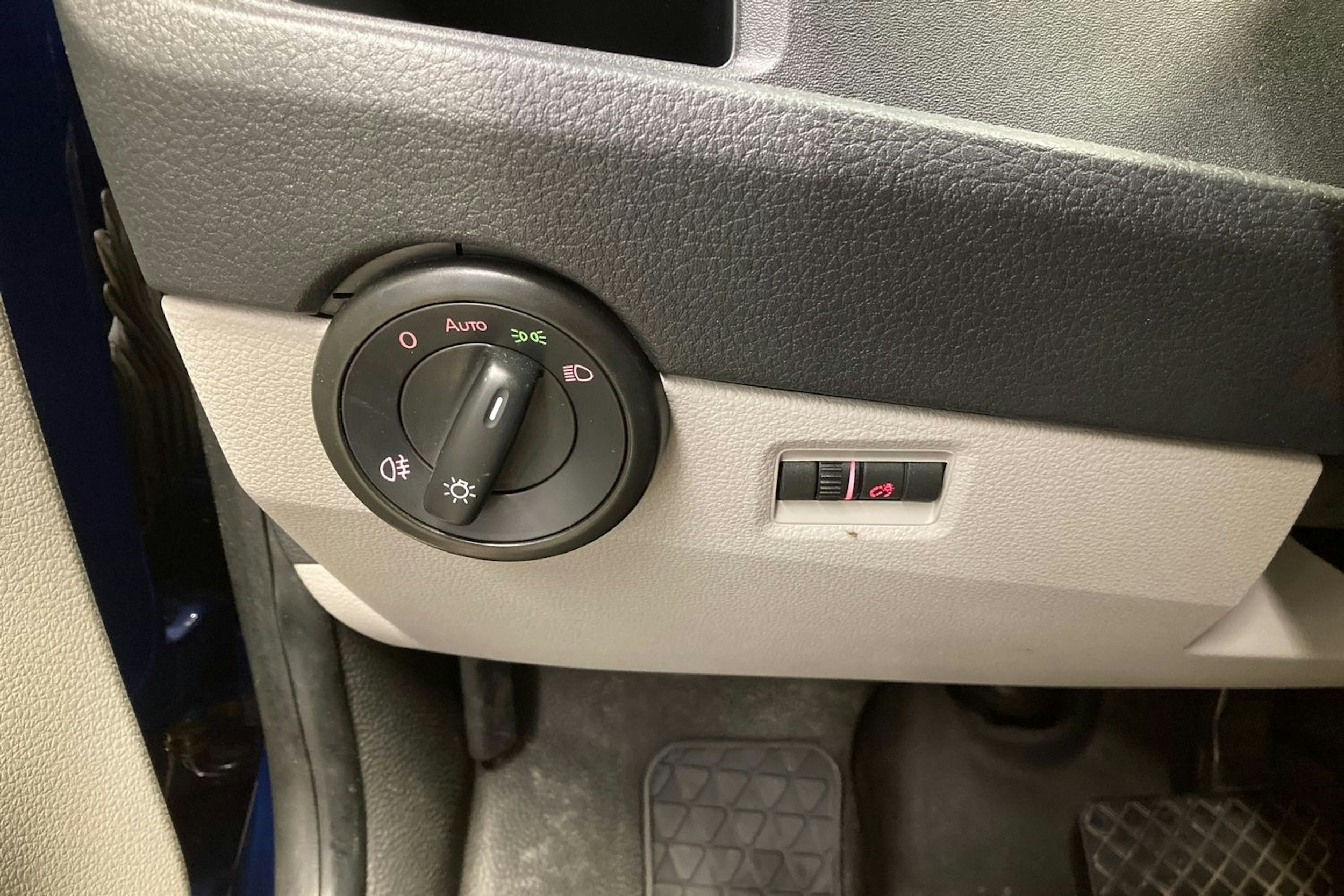 sininen Volkswagen Caravelle 2017 kuva 20.