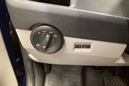 sininen Volkswagen Caravelle 2017 kuva 20.