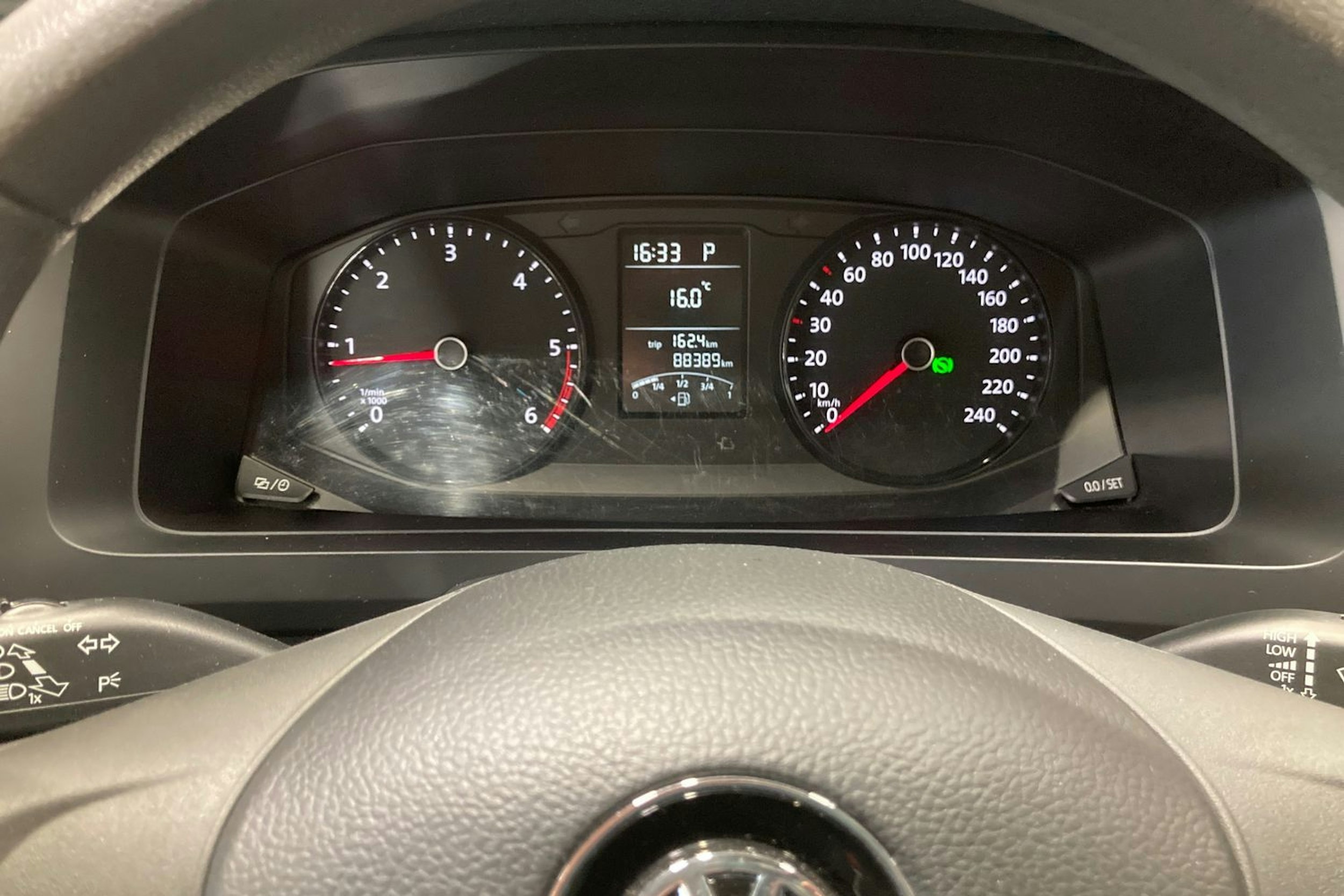 sininen Volkswagen Caravelle 2017 kuva 21.