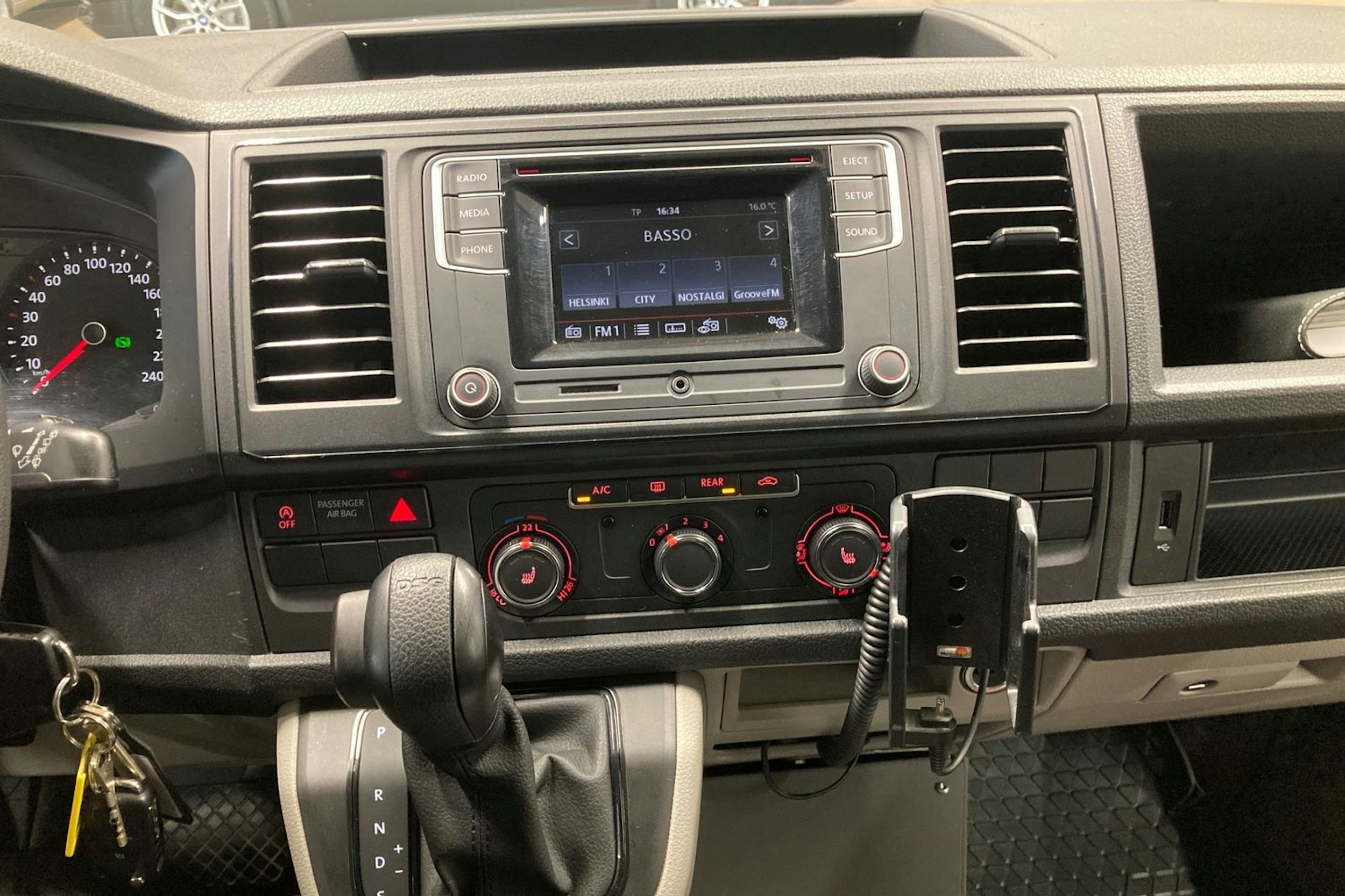 sininen Volkswagen Caravelle 2017 kuva 22.