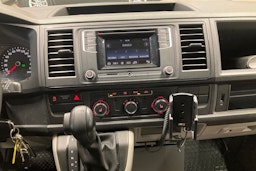 sininen Volkswagen Caravelle 2017 kuva 22.