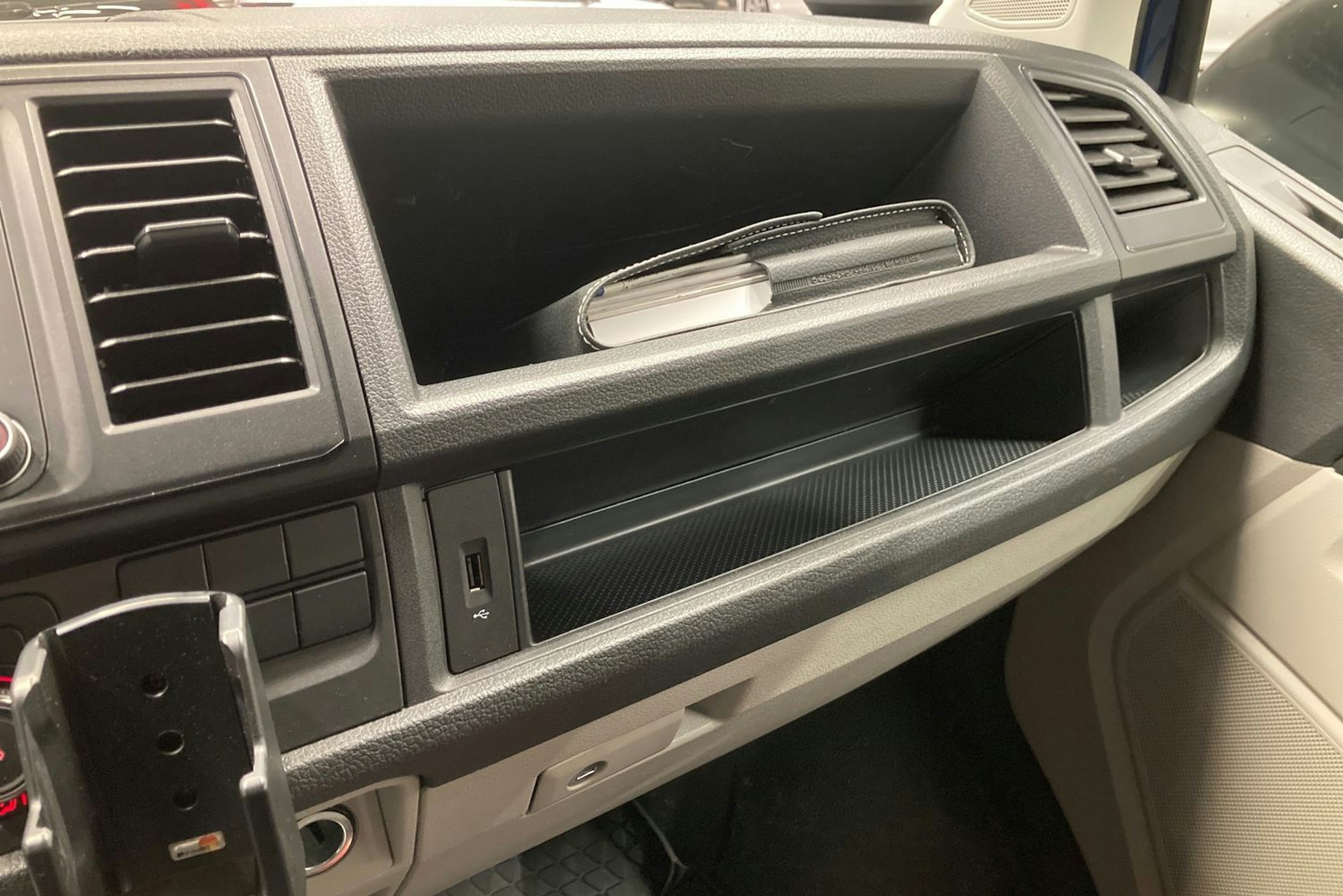 sininen Volkswagen Caravelle 2017 kuva 25.