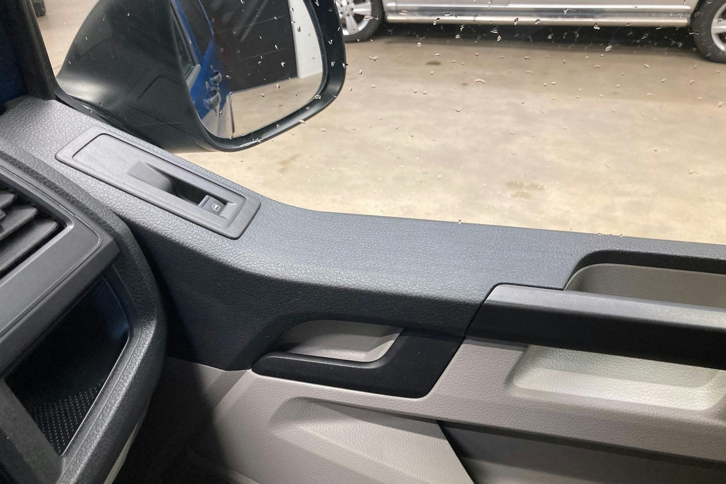 sininen Volkswagen Caravelle 2017 kuva 26.