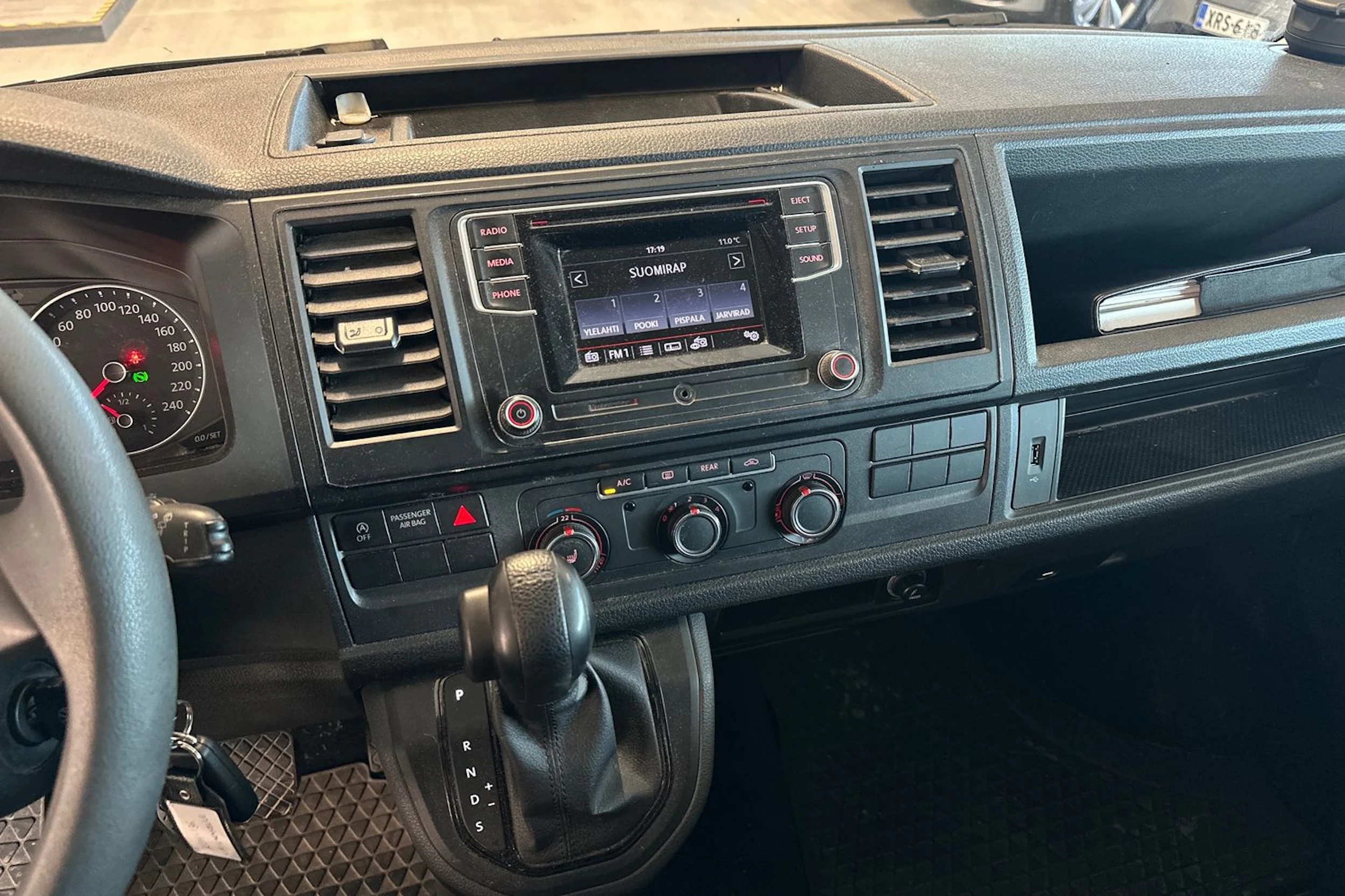 valkoinen Volkswagen Caravelle 2017 kuva 4.