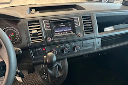 valkoinen Volkswagen Caravelle 2017 kuva 4.