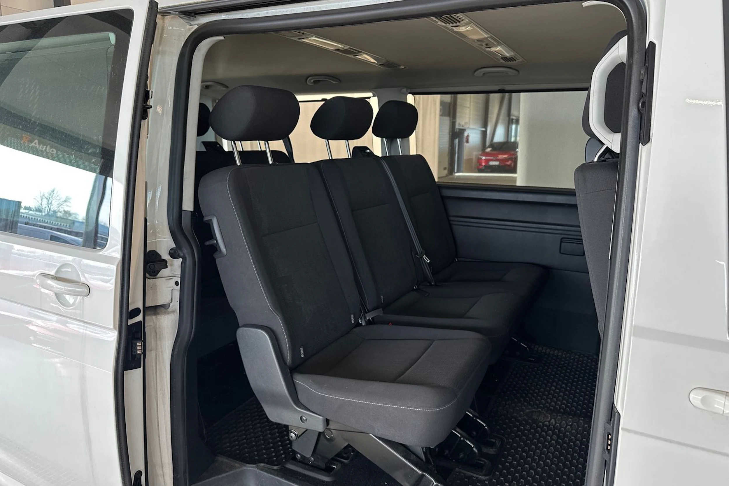 valkoinen Volkswagen Caravelle 2017 kuva 6.