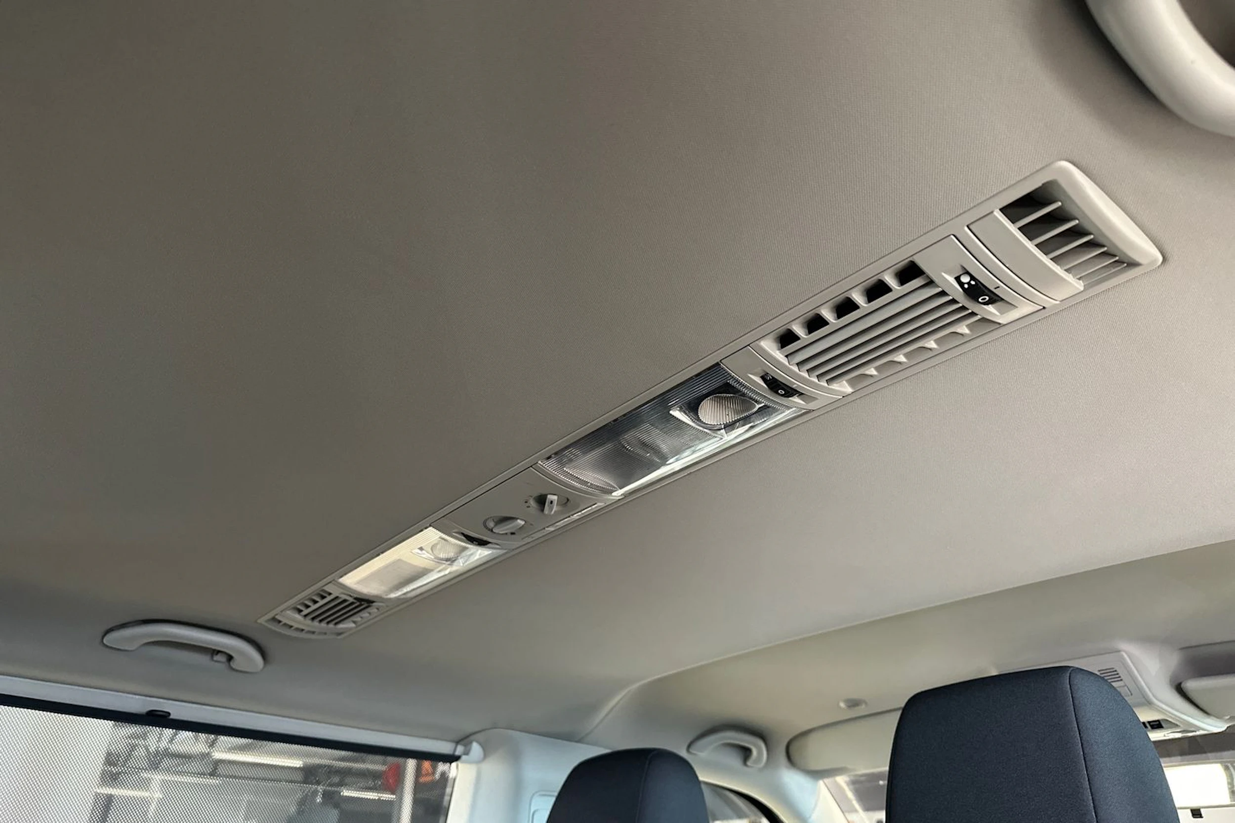 valkoinen Volkswagen Caravelle 2017 kuva 8.