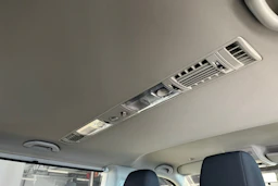 valkoinen Volkswagen Caravelle 2017 kuva 8.