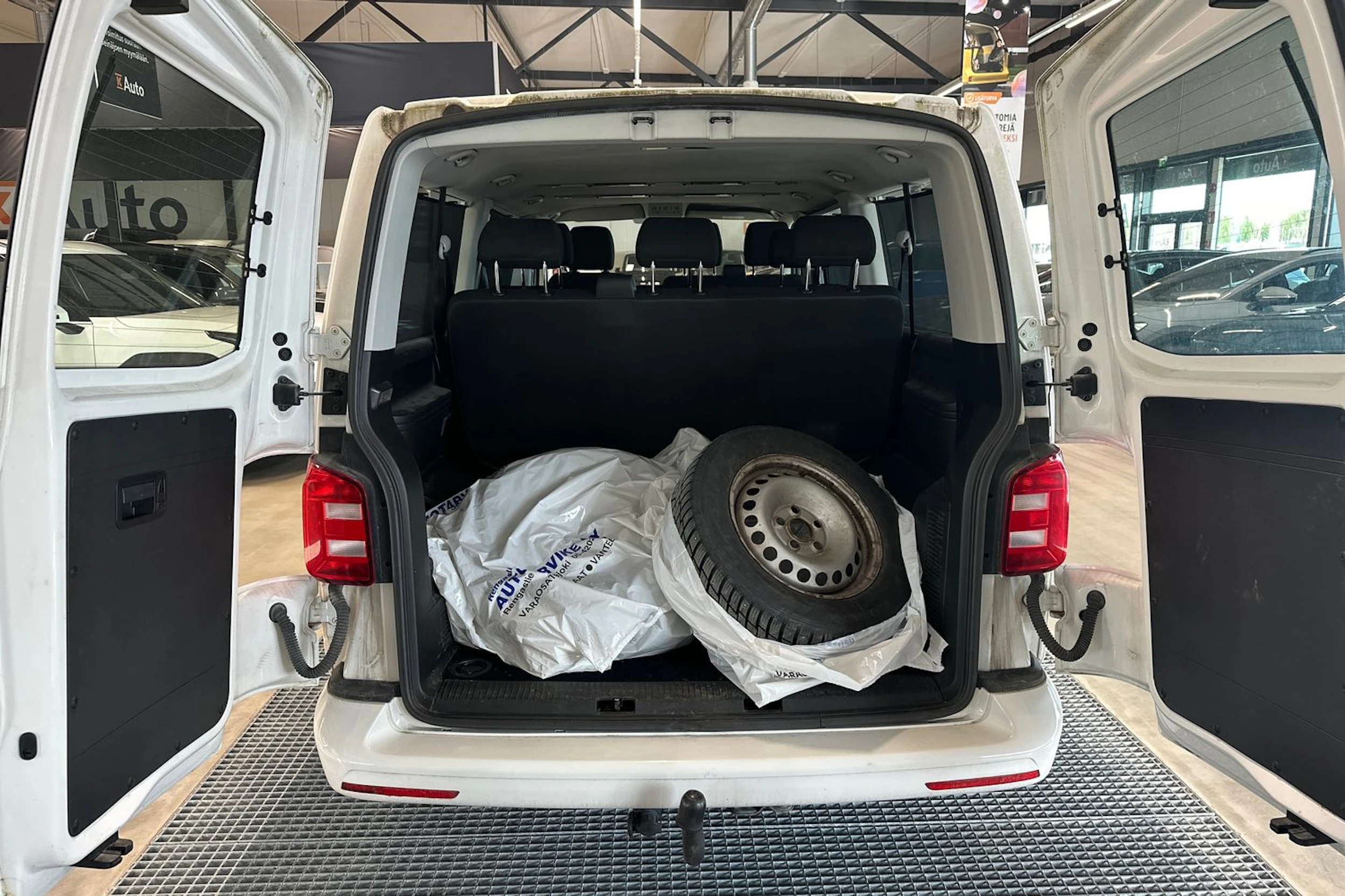 valkoinen Volkswagen Caravelle 2017 kuva 9.