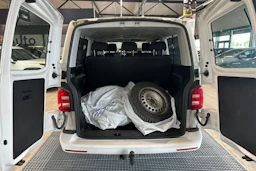 valkoinen Volkswagen Caravelle 2017 kuva 9.