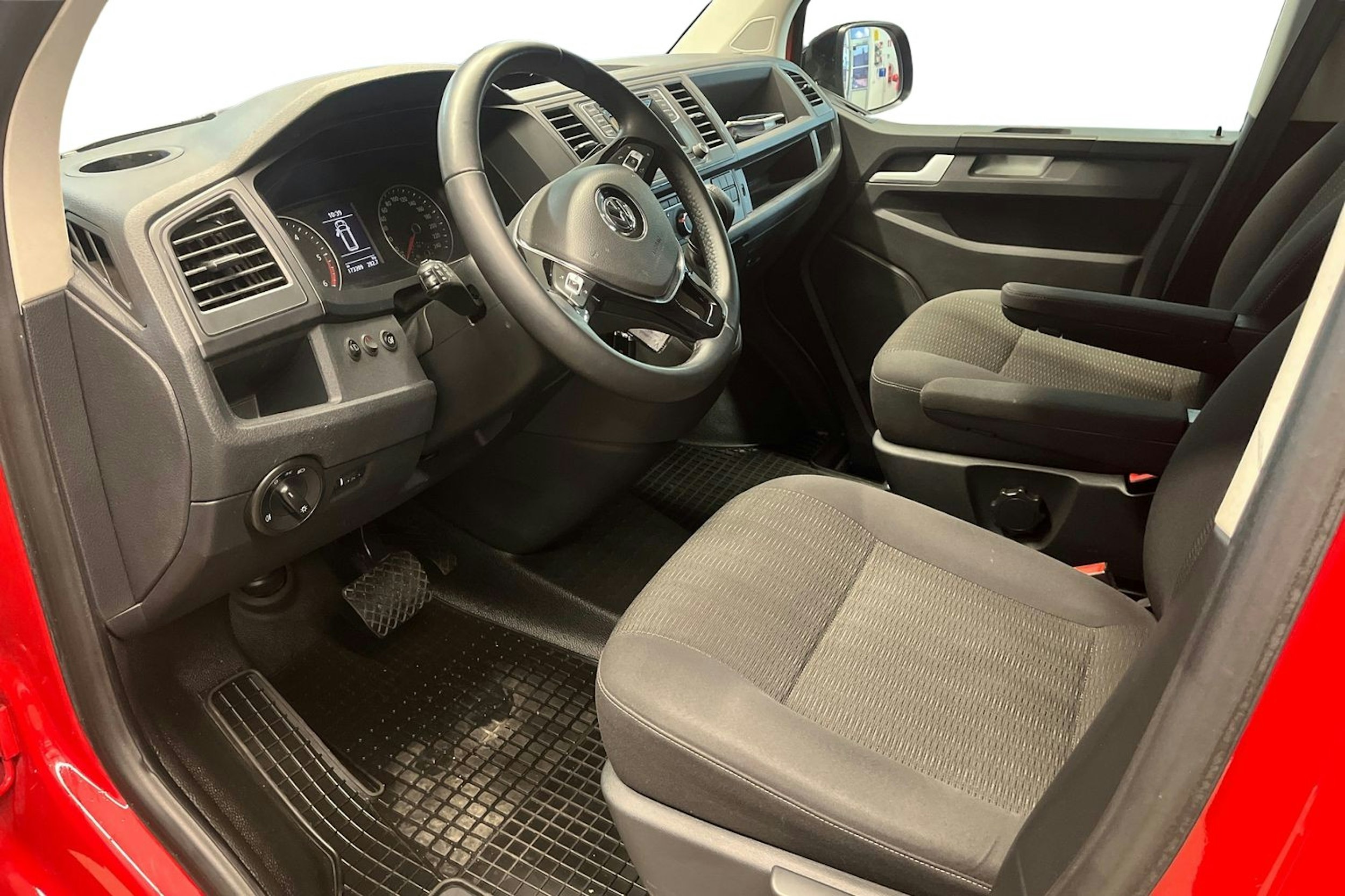 Punainen Volkswagen Caravelle 2017 kuva 7.