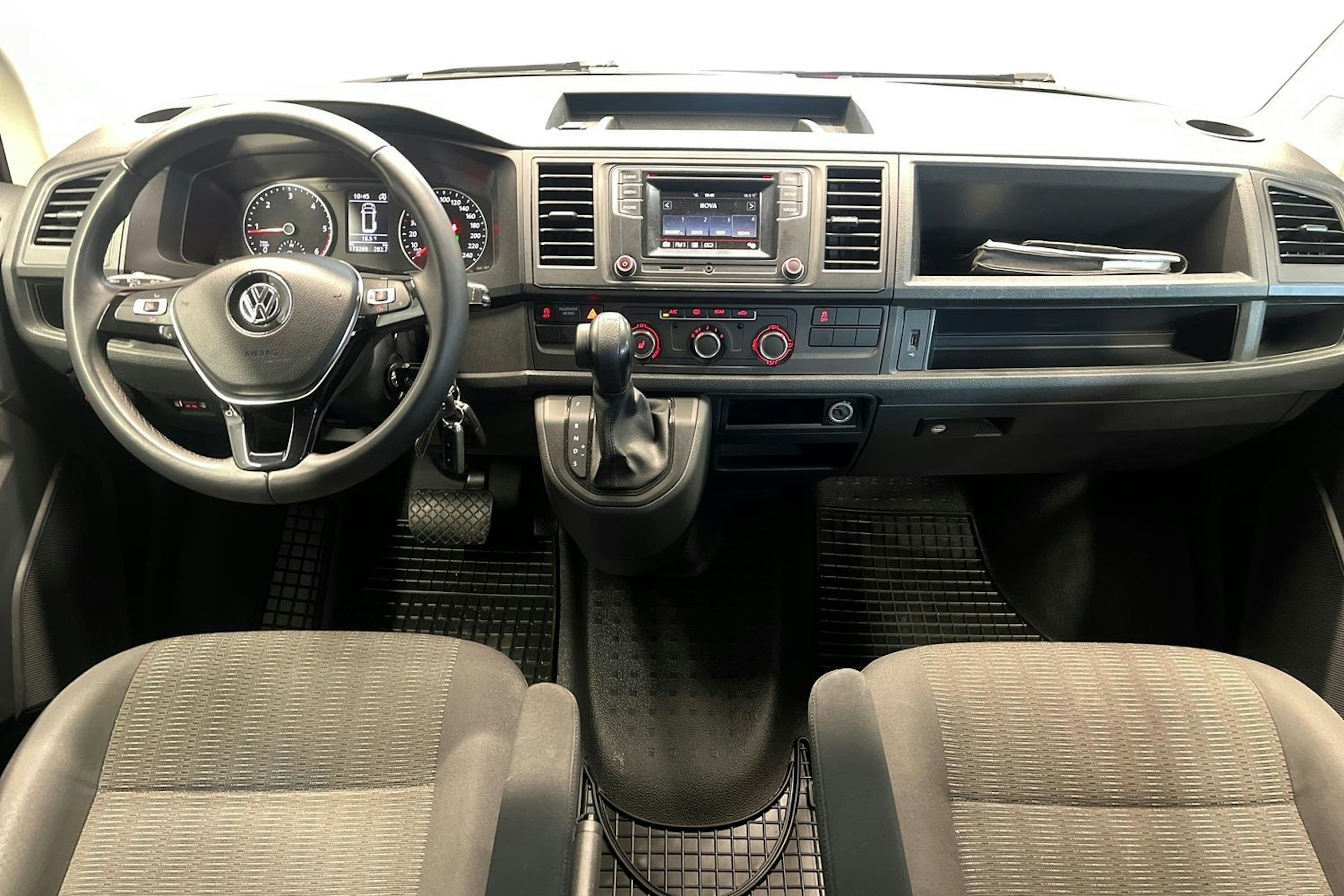 Punainen Volkswagen Caravelle 2017 kuva 9.