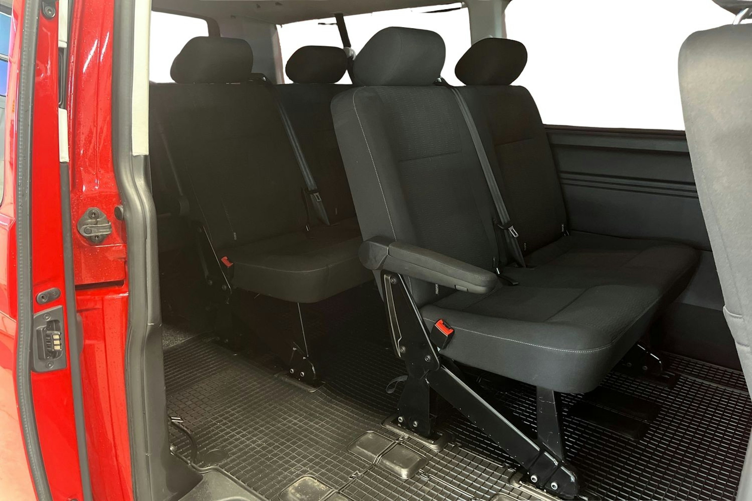 Punainen Volkswagen Caravelle 2017 kuva 10.