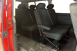 Punainen Volkswagen Caravelle 2017 kuva 10.