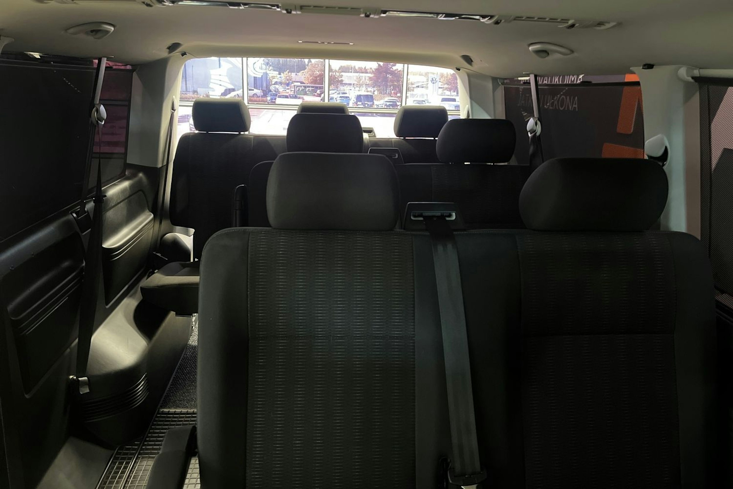 Punainen Volkswagen Caravelle 2017 kuva 13.