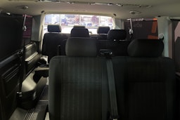 Punainen Volkswagen Caravelle 2017 kuva 13.