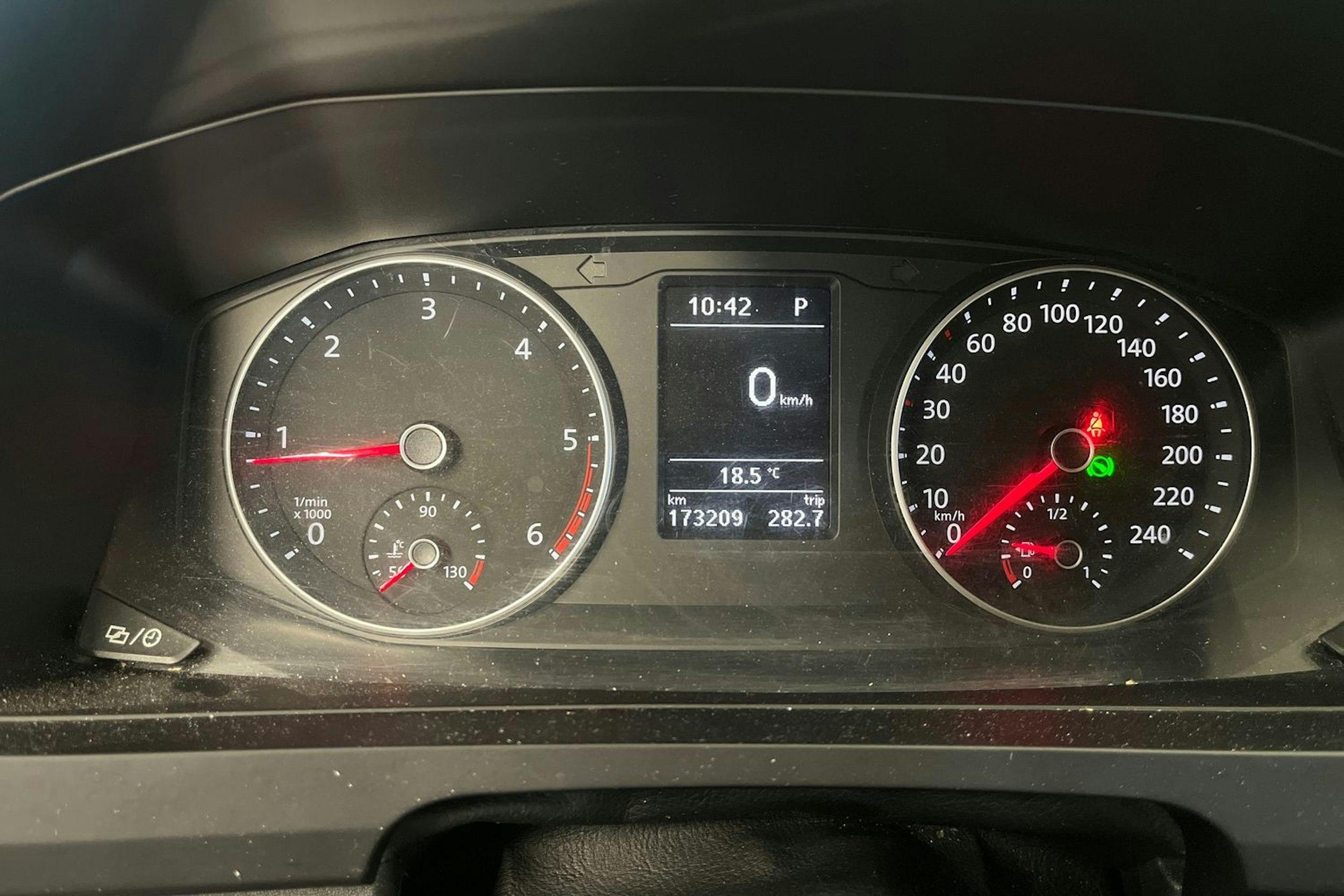 Punainen Volkswagen Caravelle 2017 kuva 14.