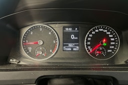 Punainen Volkswagen Caravelle 2017 kuva 14.
