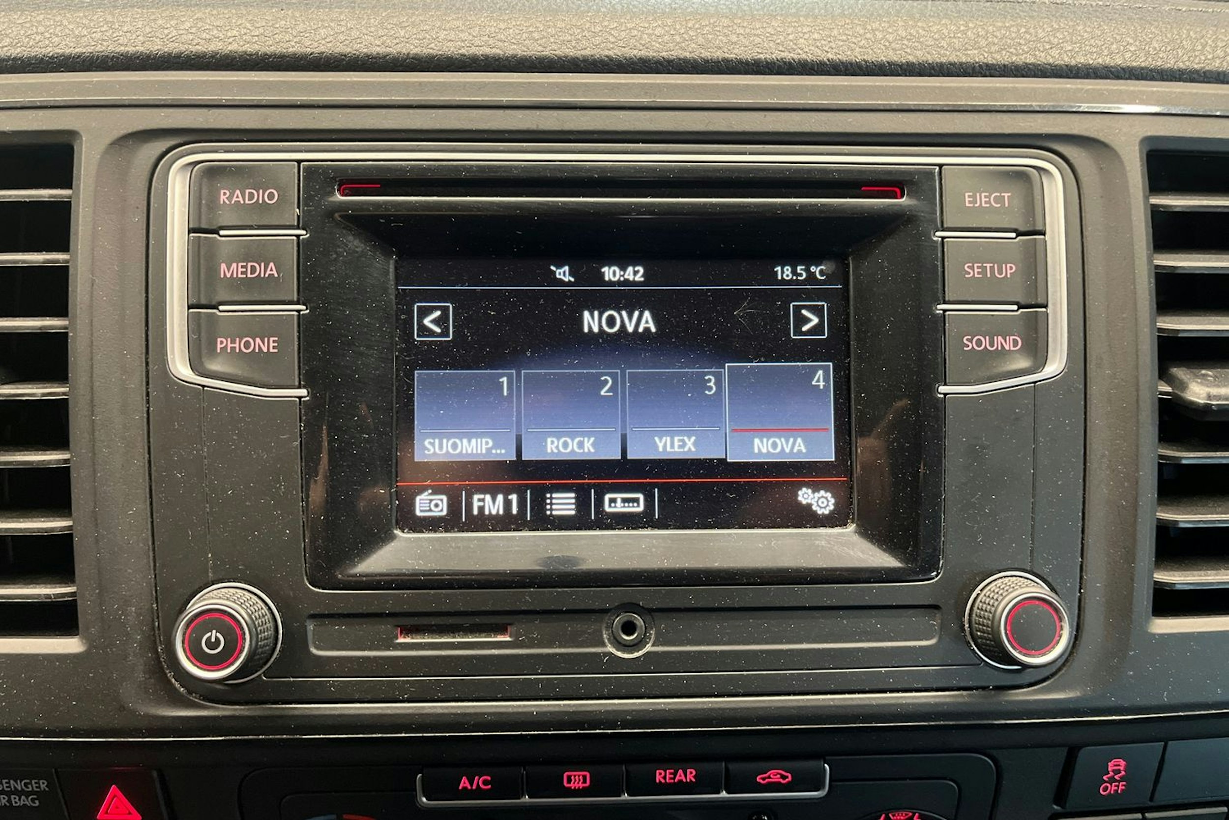 Punainen Volkswagen Caravelle 2017 kuva 16.
